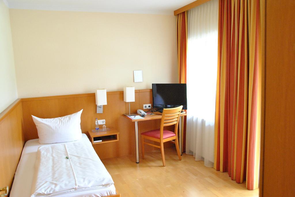 Hotel Restaurant Forstwirt Grasbrunn Rom bilde